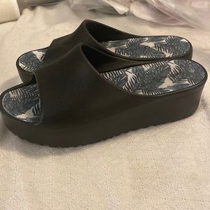Baretraps Size 8 EUC